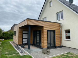 Anbau-Holzfassade-an-Einfamilienhaus-Zimmerei-Plate
