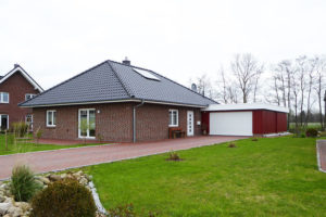 Einfamilienhaus-Walmdach-Holzrahmenbau-Plate-GmbH-Co-KG