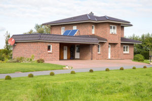Holzrahmenbau-Einfamilienhaus-Zimmerei-Baugeschaeft-Plate