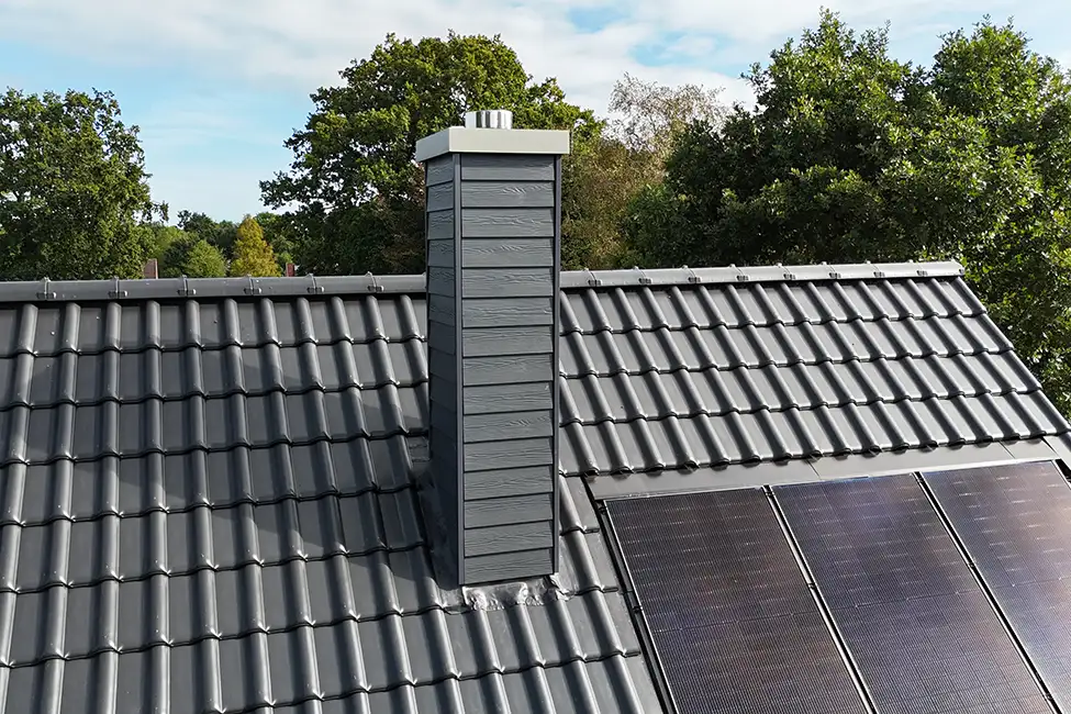 Verkleidung des Schornsteins am Dach